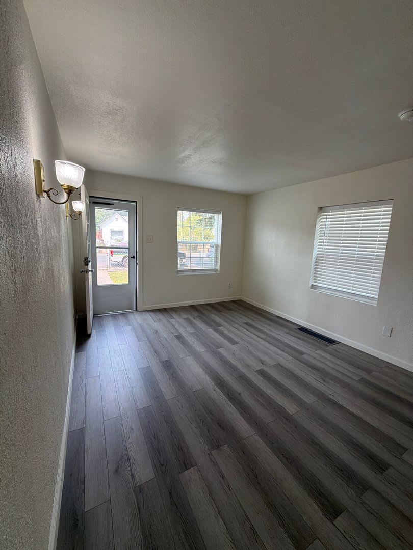 Freshly remodeled 3br 1ba, garage, LVP Flooring throughout. – photo 3