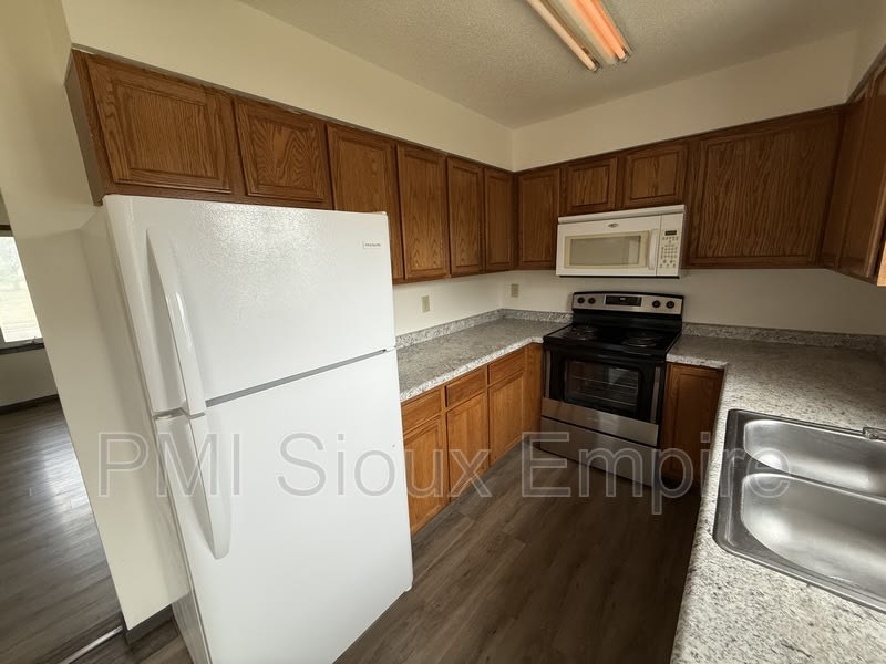 612 E 6th st – photo 3
