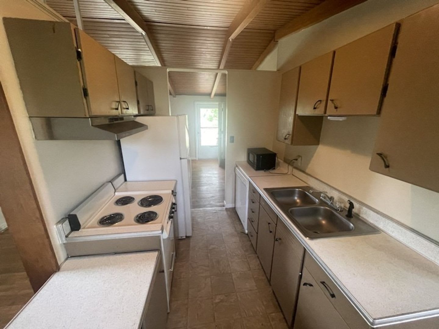 Charming 3BR Home with Hardwood Floors & Spacious Yard – photo 3