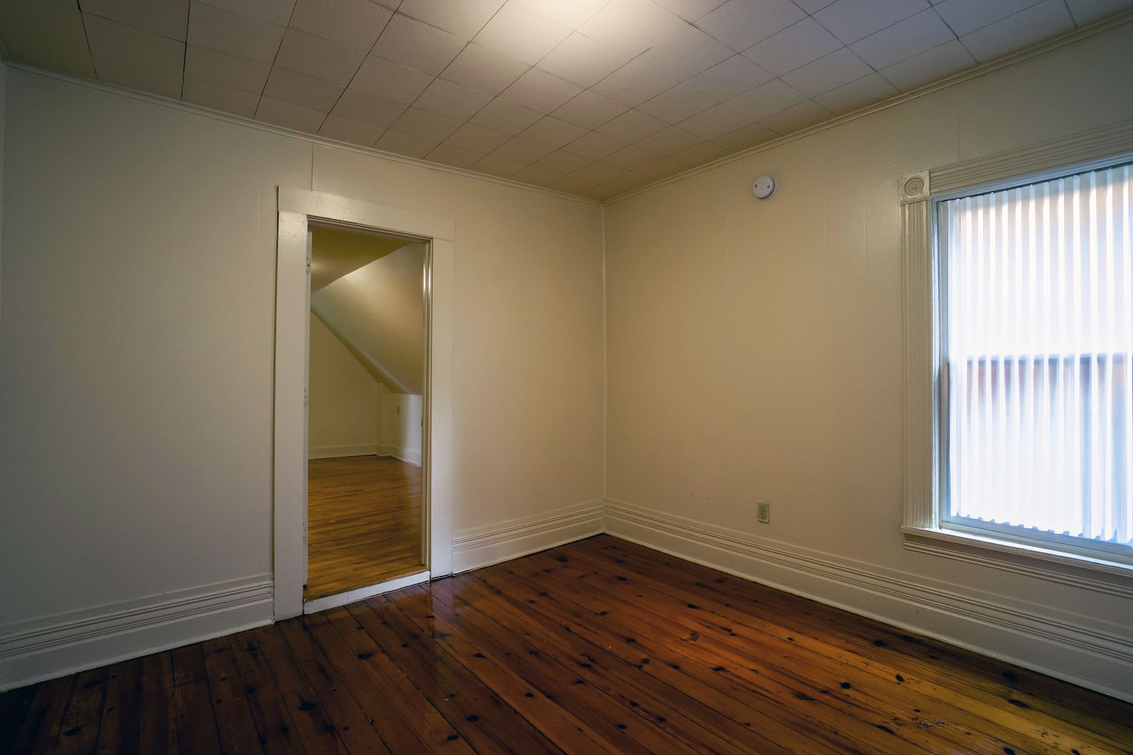 513 Columbus Available 8 1 27 Second Floor Apartment – photo 3