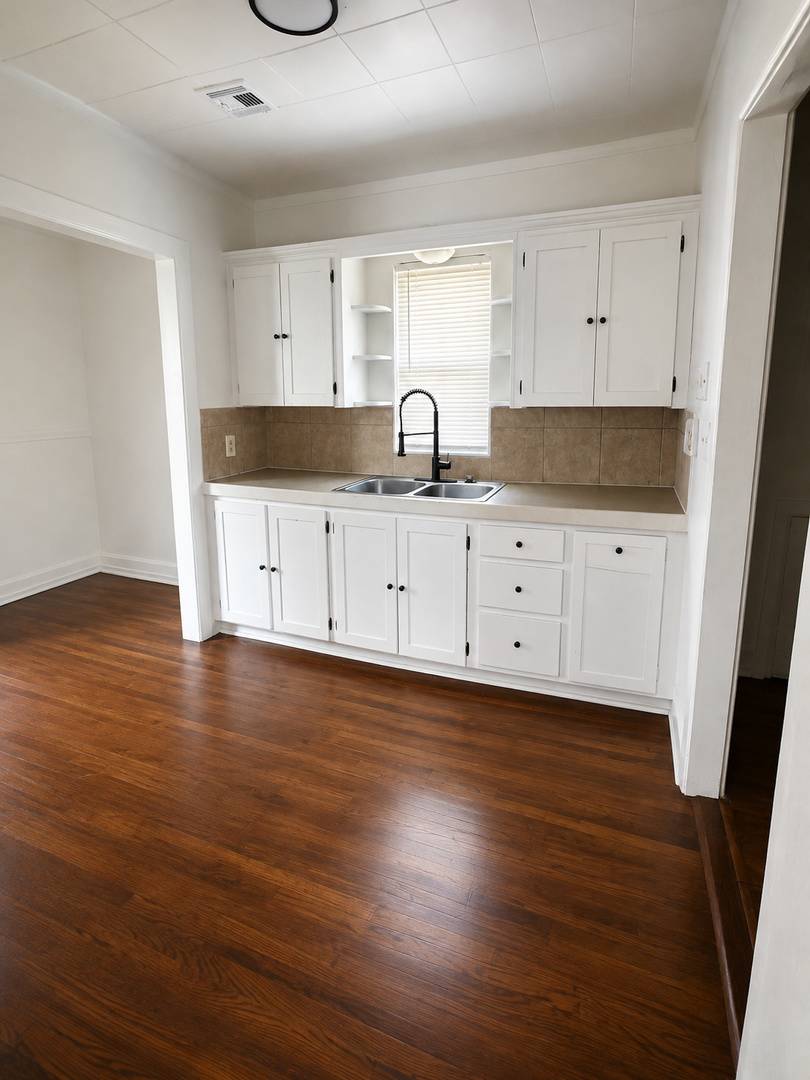Charming Updated Bungalow with Character & Beautiful Hardwood Floors – photo 2