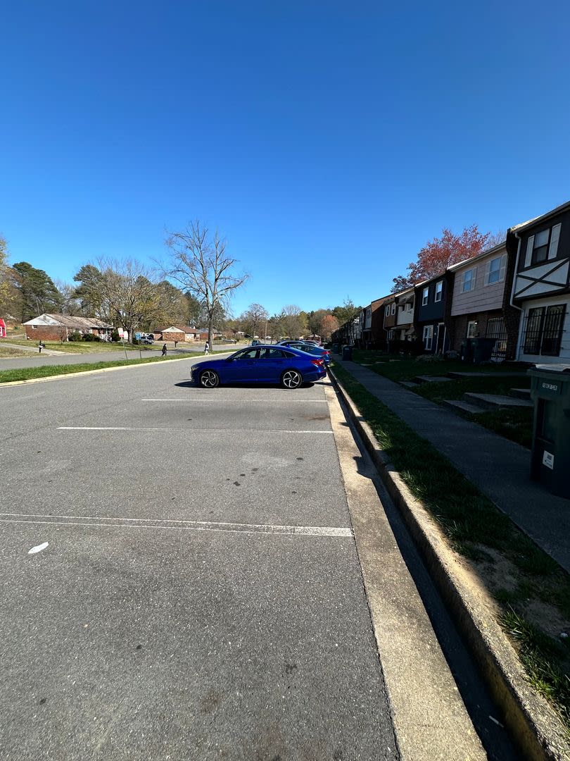 Henrico County Townhouse! 3 beds, 1.5 bath, central laundry, HVAC, parking, all electric! – photo 2