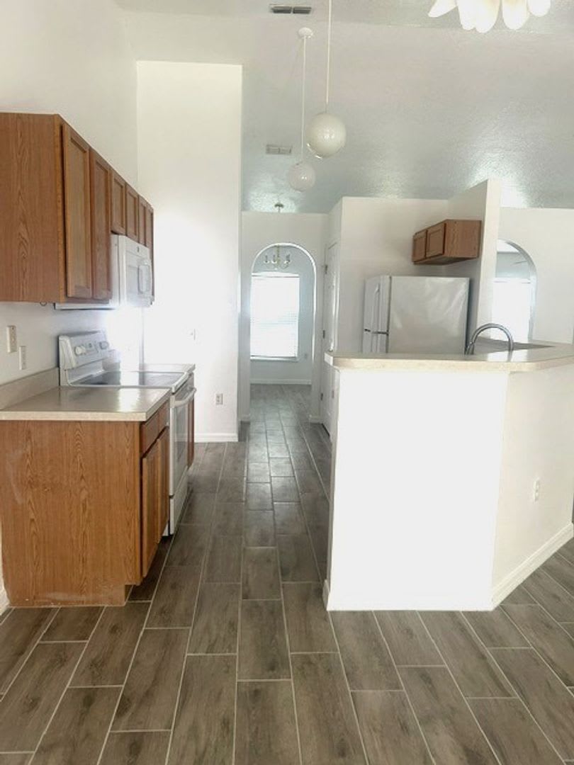 3 bed 2 bath home that has been freshly painted and tiled throughout – photo 2