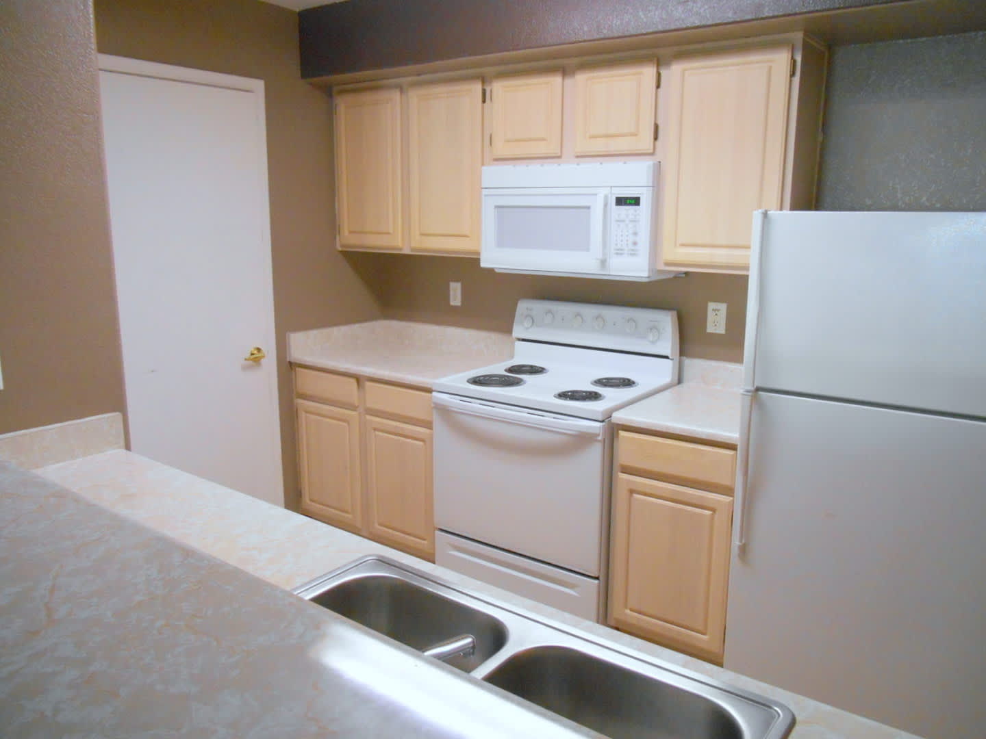 Convenient 1st Floor Condo in Gated Community with Pool – photo 4
