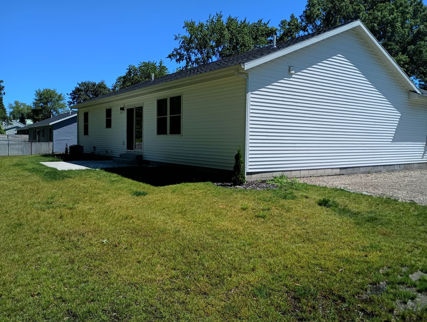 AVAILABLE NOW! 3 bed 2 bath Single Family home in Norton Shores! – photo 2