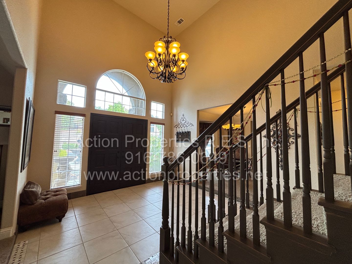 Gorgeous Furnished Villa Tree Lake Village Area 4 Bed 3 5 Bath Beautiful Views Spacious Primary Bedroom With Sitting Area Fireplace Highly Desirable Neighborhood – photo 5