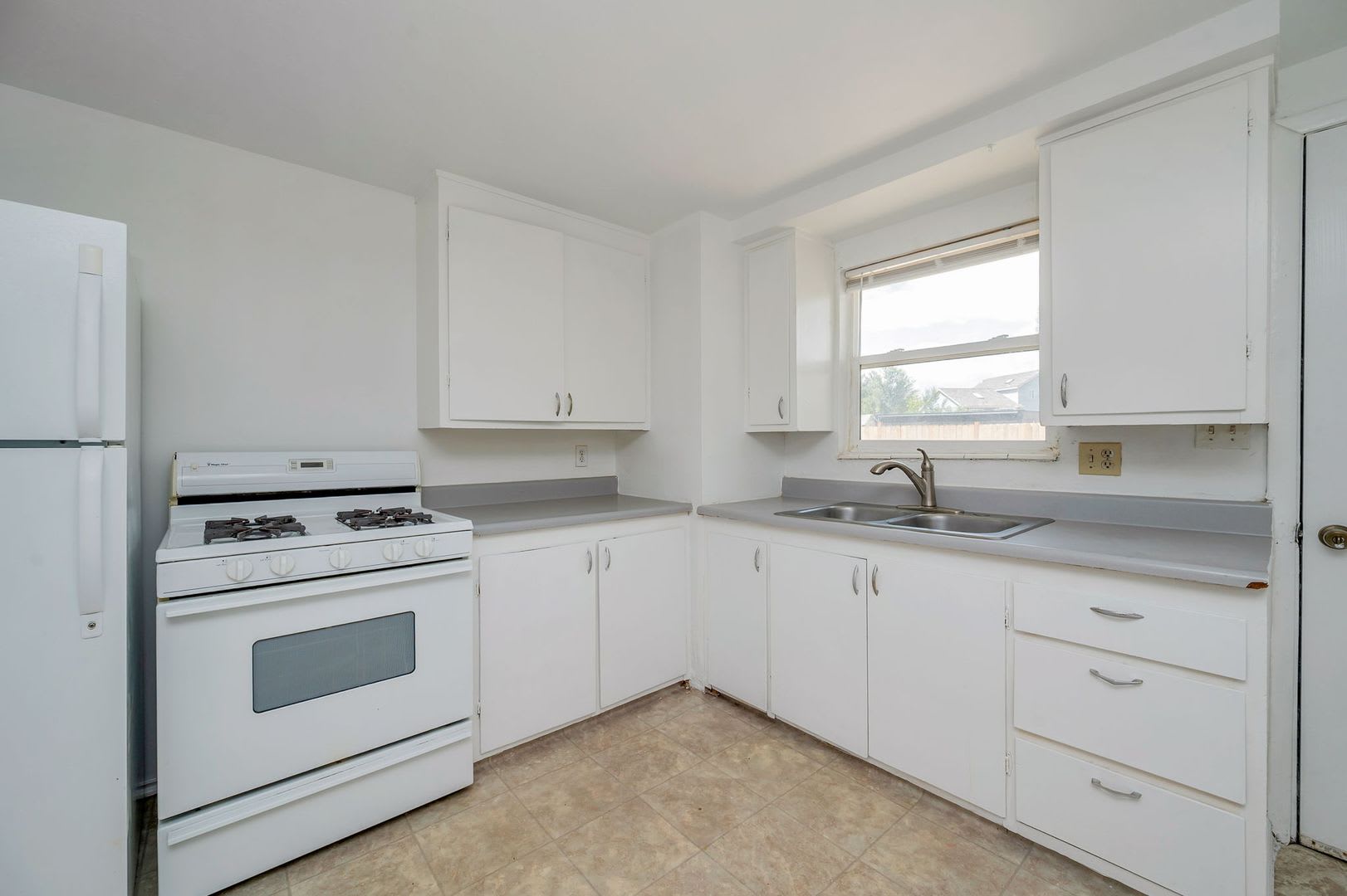 West Jordan Duplex w carport AVAILABLE NOW!! – photo 2
