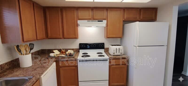 2820 Dupont Street South – photo 4