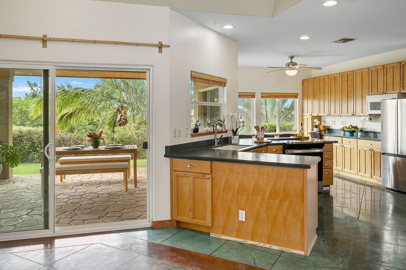 2BR/2BA Furnished Cottage in Launiupoko, Maui — 68 Awaiku St, Unit B, Lahaina – photo 2