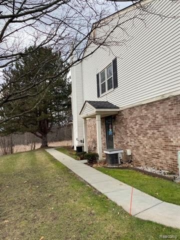 7751 LAKE RIDGE DR UNIT 28 – photo 2