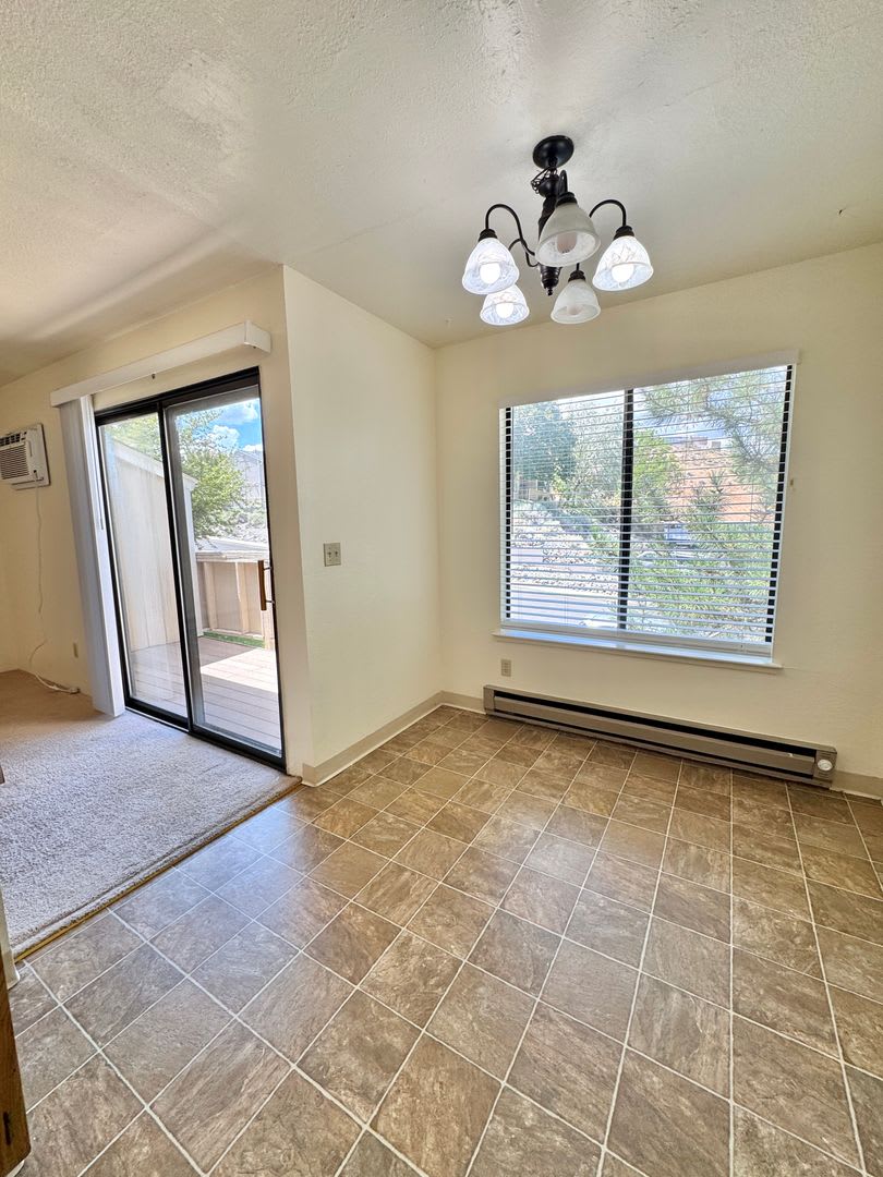 Great 1 bedroom condo just off Clear Acre Lane – photo 4