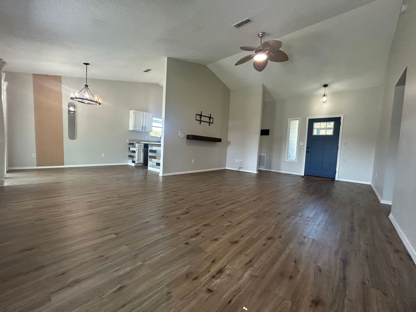 Beautiful Stucco Home In The Heart Of Palm Bay Interior Is Newly Renovated With A Modern Farmhouse Look – photo 4