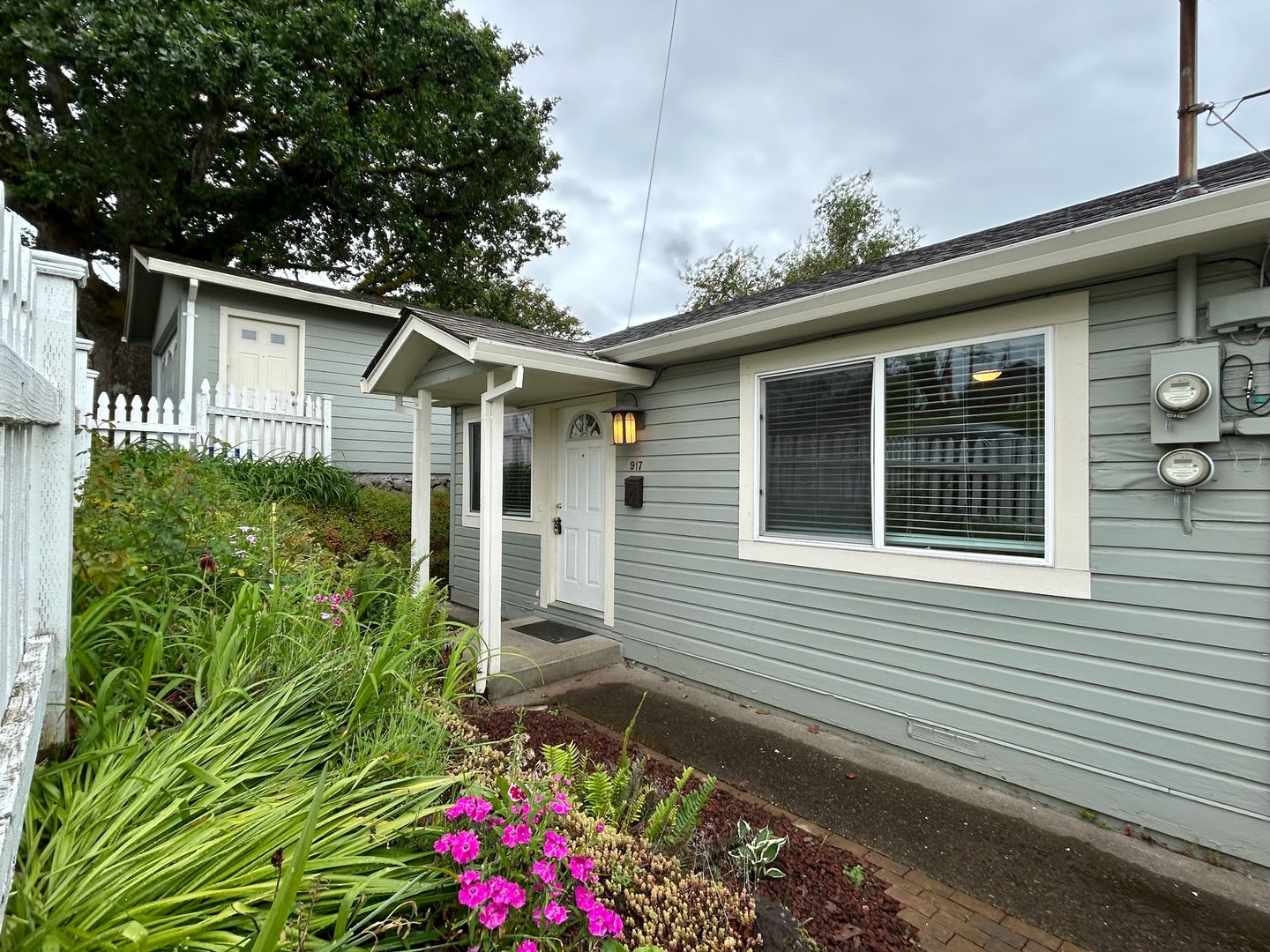 Charming 1-Bedroom Home with Private Fenced Yard! – photo 1