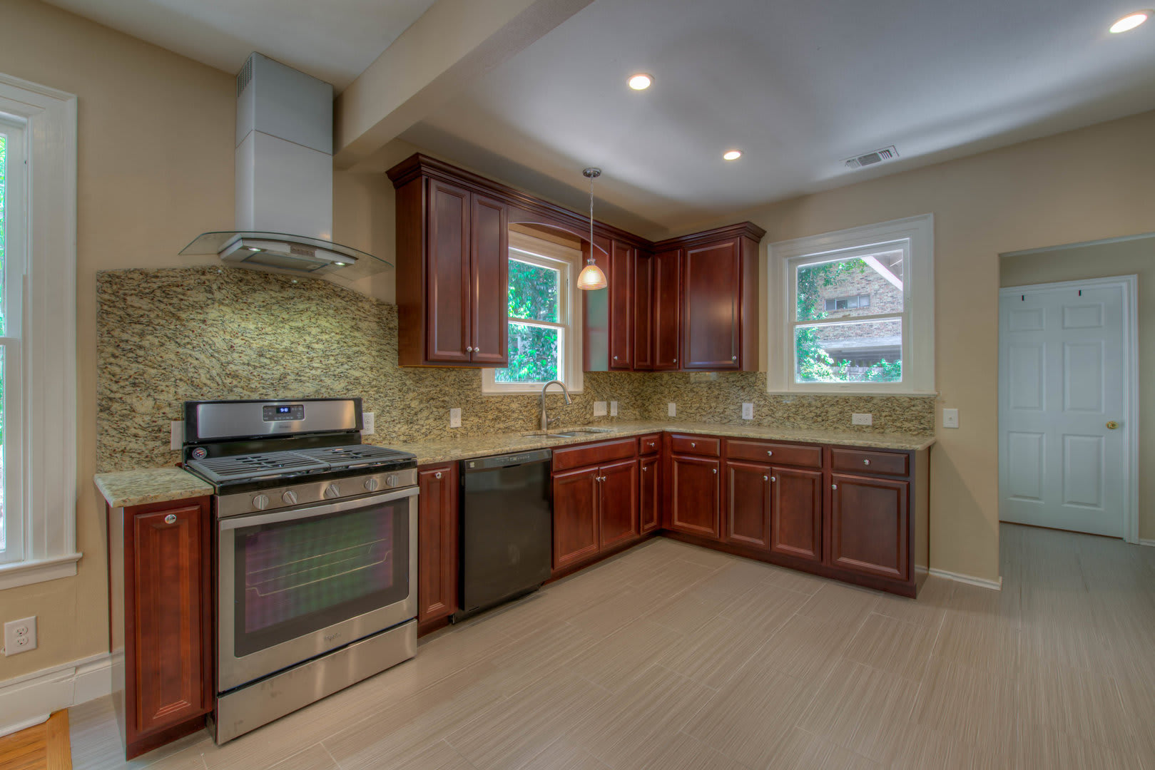 Ut Pre Lease 3 Br 2 Ba Completely Remodel North Campus Big Backyard – photo 5