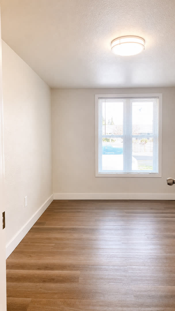 Renovated 3-Bedroom Home with Fenced Yard, Fireplace & In-Unit Laundry – photo 5