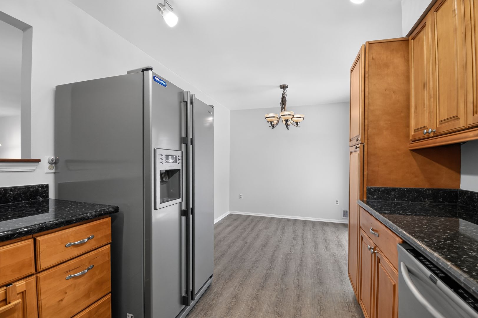 Welcome Home To This Light Filled Updated 4Bd 3 5Bth Brick Th Nestled In The Sought After Boniwood Plat – photo 4