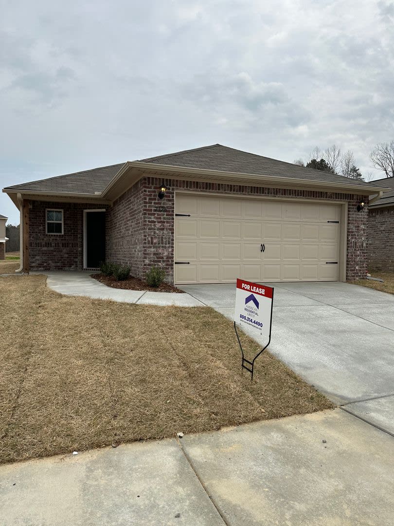 Pre Leasing Now Beautiful 4 Bedroom 2 Bath Home Offering Space Comfort In Kilpatrick Landing – photo 3