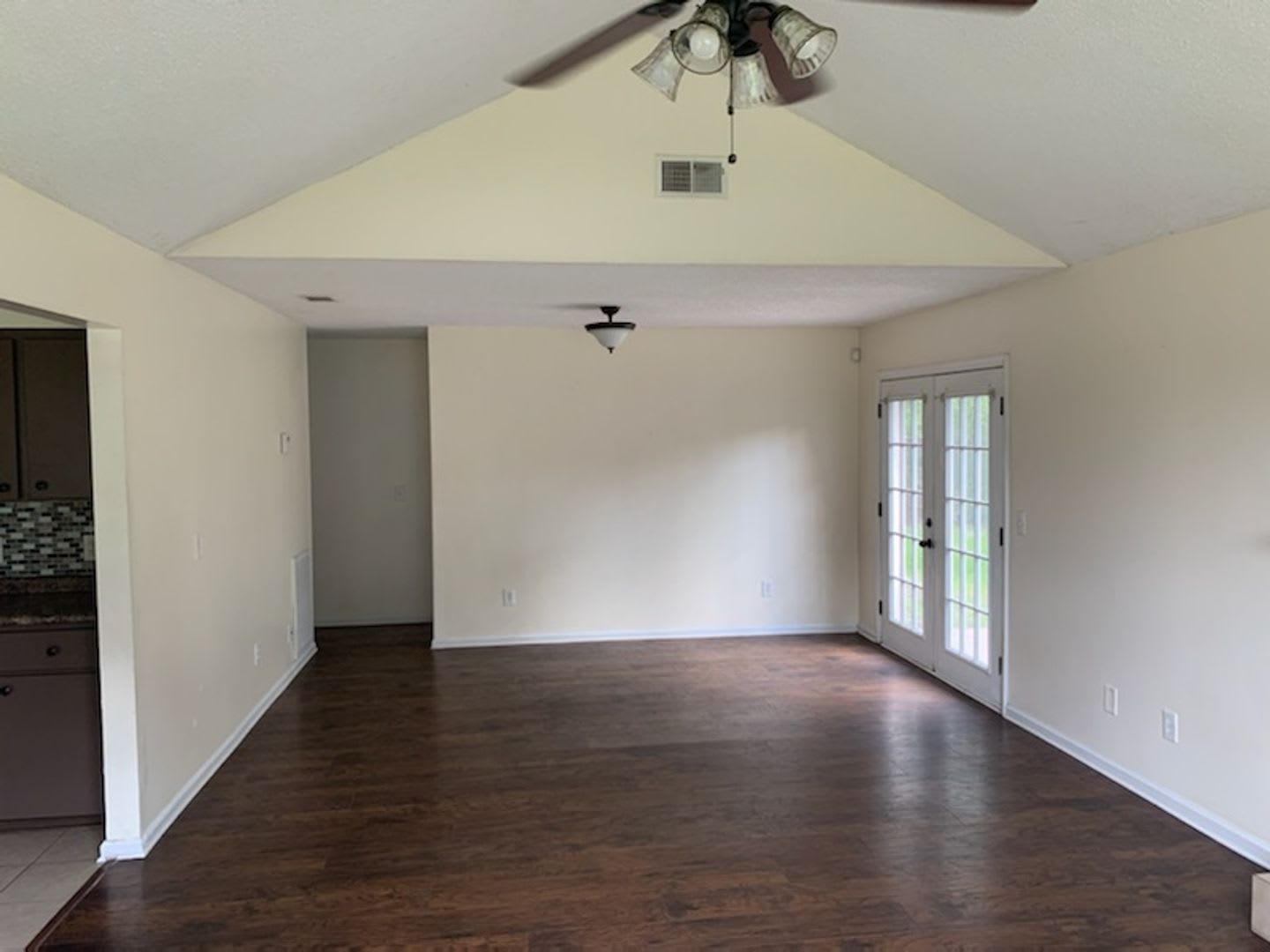 3 Bedroom 2 Bath Pet Friendly Home – photo 4