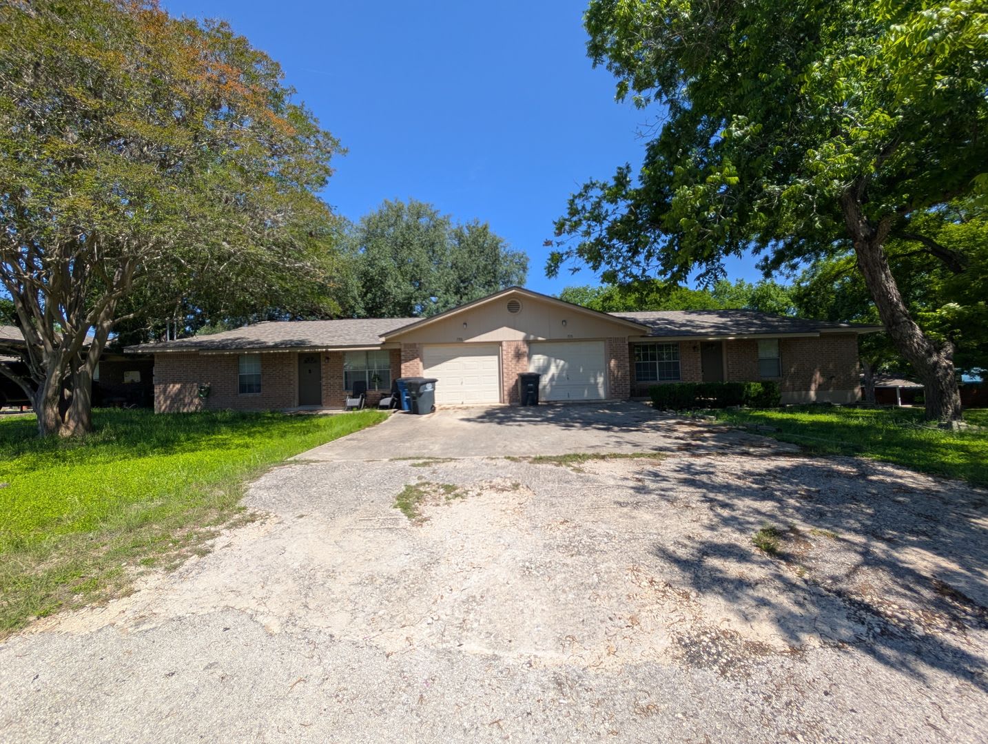 Walk To Torrey Park And Live Minutes From Historic Gruene 2 1 1 Duplex On A Corner Lot With Refrigerator Included Nbisd 2 Weeks Free Rent – photo 2