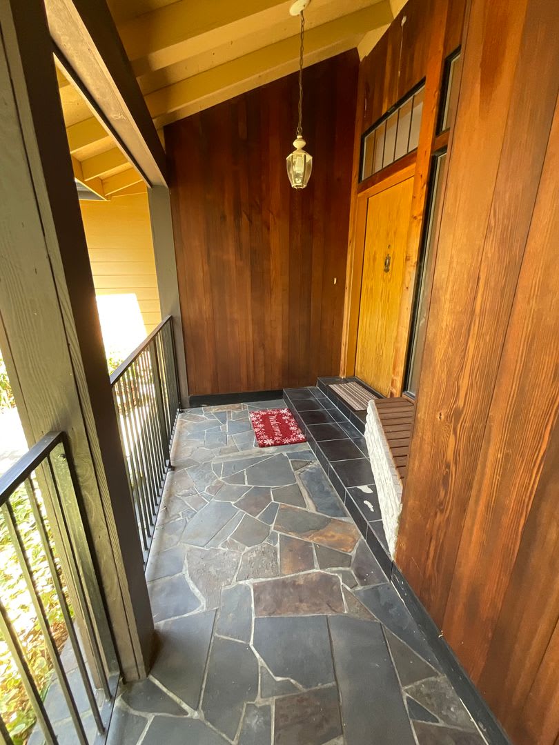 Single Level Living With A One Of A Kind Setting – photo 4