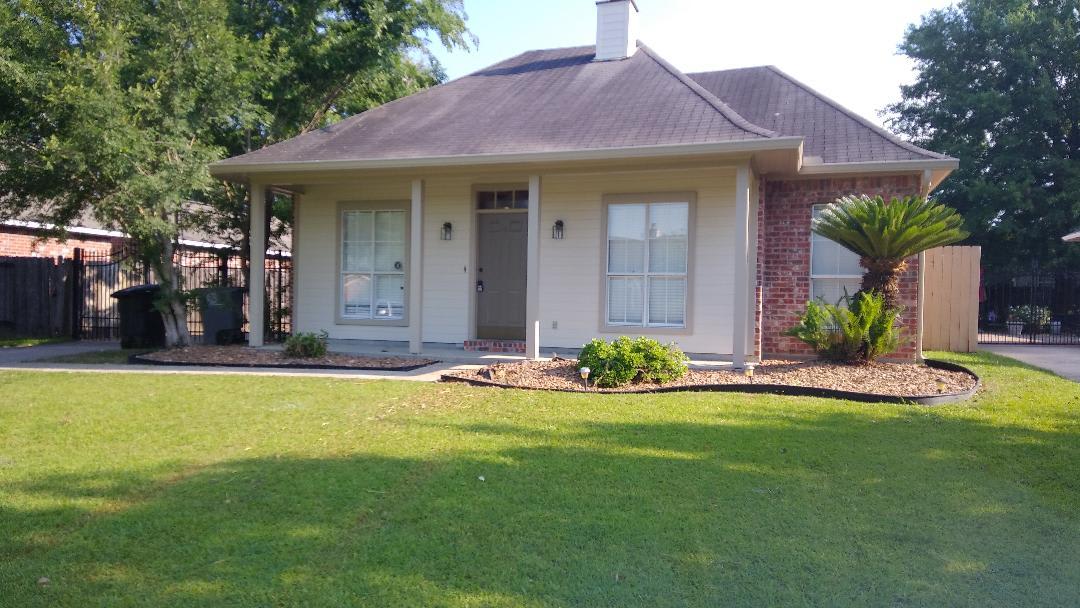 Great 3 Bedroom Home In Azalea Lakes First Month Free With 30 Day Move In – photo 1