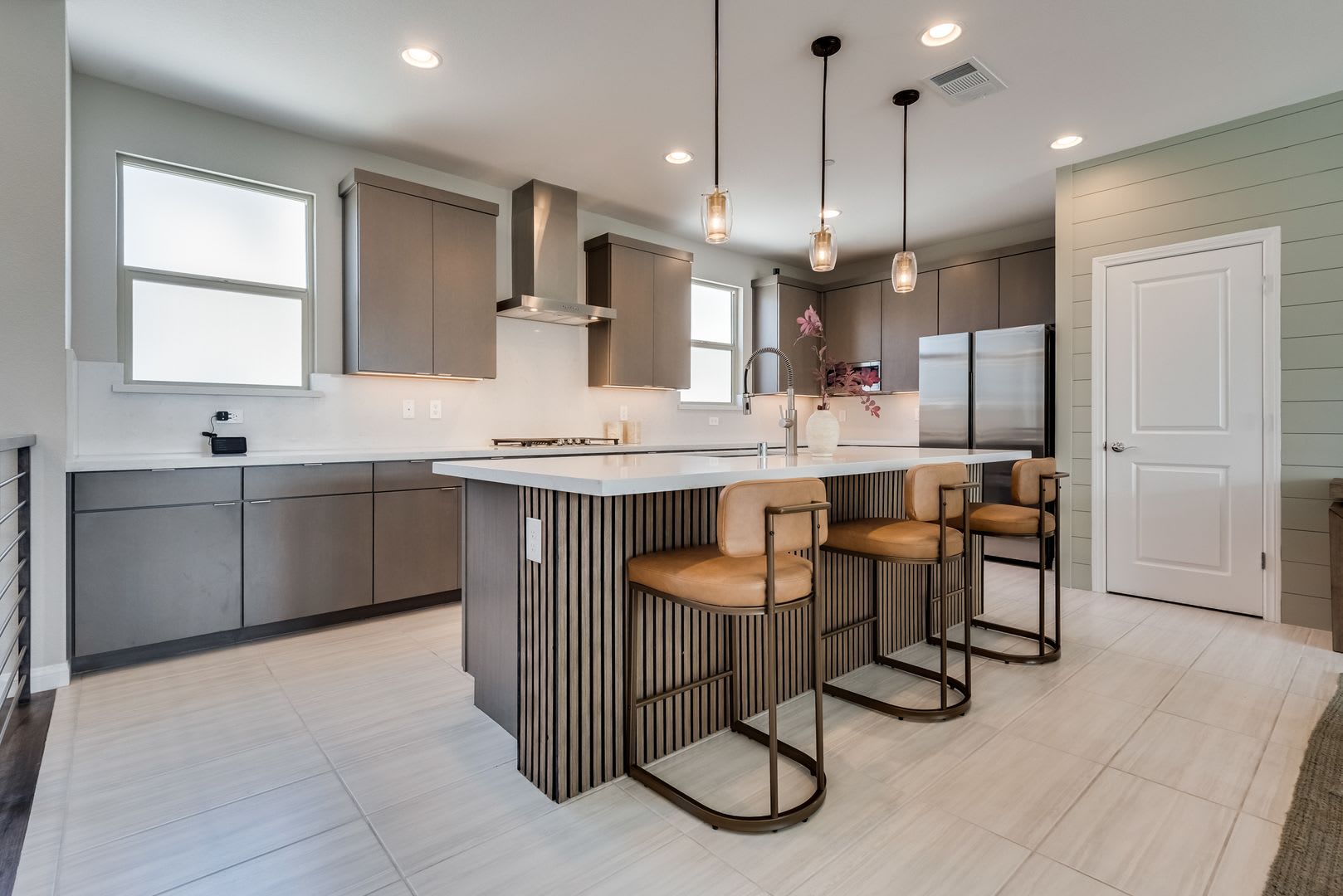 Stunning Modern 3-Story Home in Summerlin with Contemporary Style & Comfort – photo 2