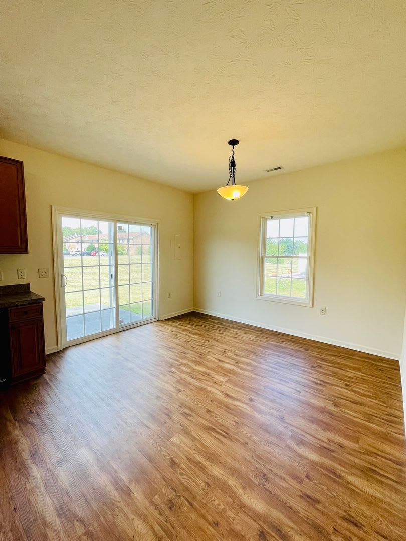 3 Bedroom, 2.5 Bath Two Level Townhouse – photo 5