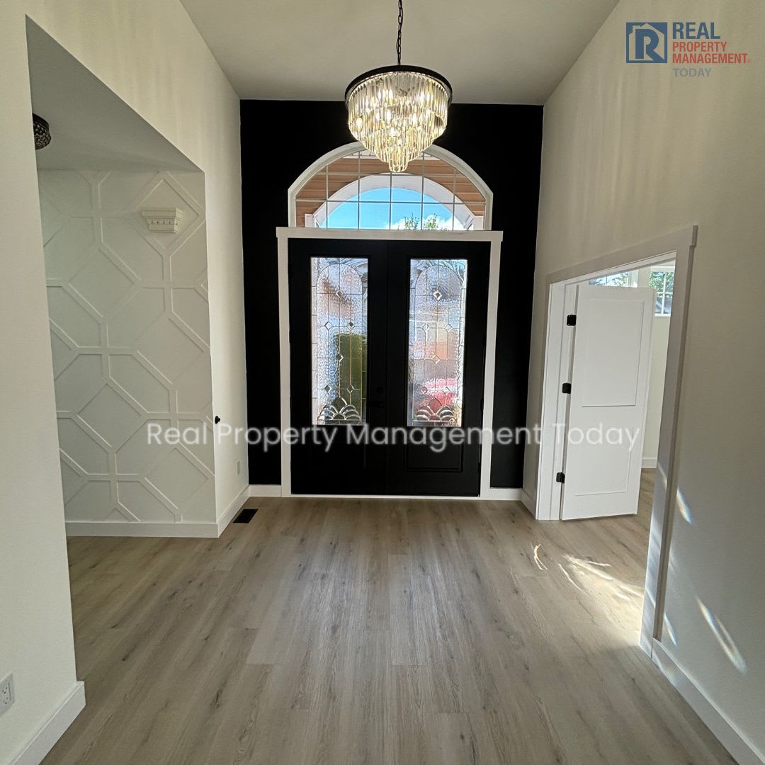 Beautifully Remodeled Modern 3-Bedroom TownHome with Fenced Yard & Garage in Orting – photo 2