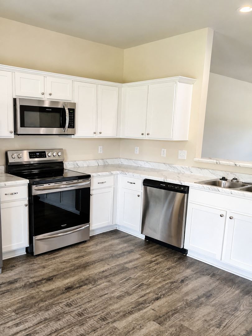 4 Bed / 2 Bath with garage!! – photo 4