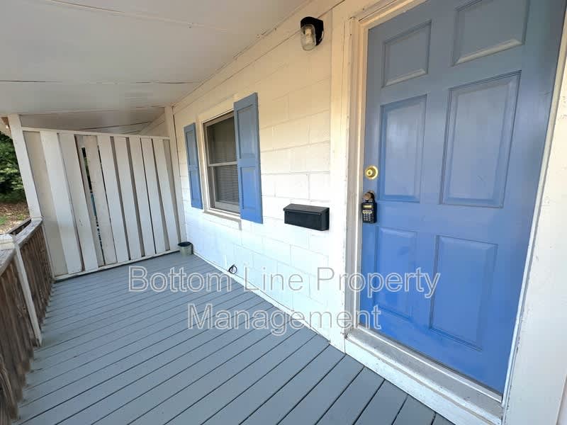301 Vivian St – photo 4