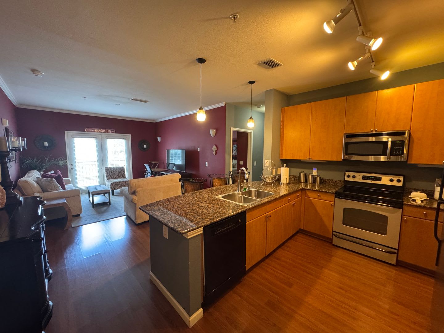 Fully Furnished Condo! Available Now! – photo 3