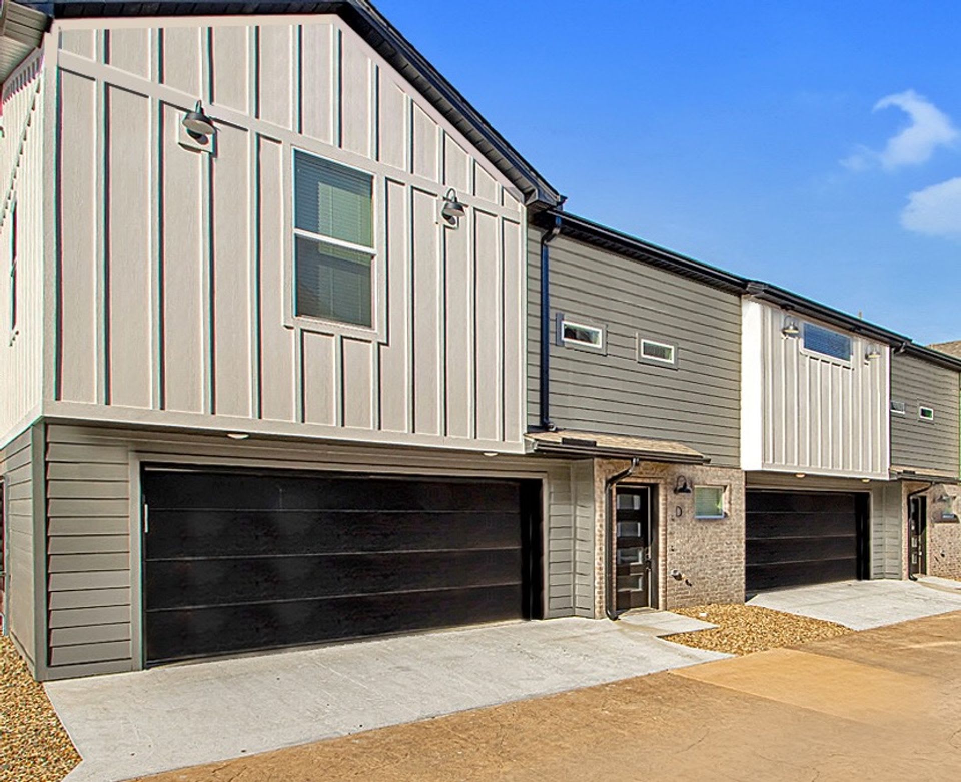 2 Bed 2 Bath 2 Car Garage Townhome In Rockwater Village – photo 2