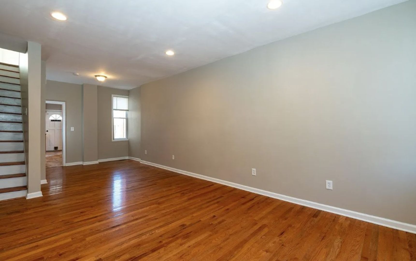 North York Gem 3 Bed 1 5 Bath With Hardwood Floors Central Air – photo 1