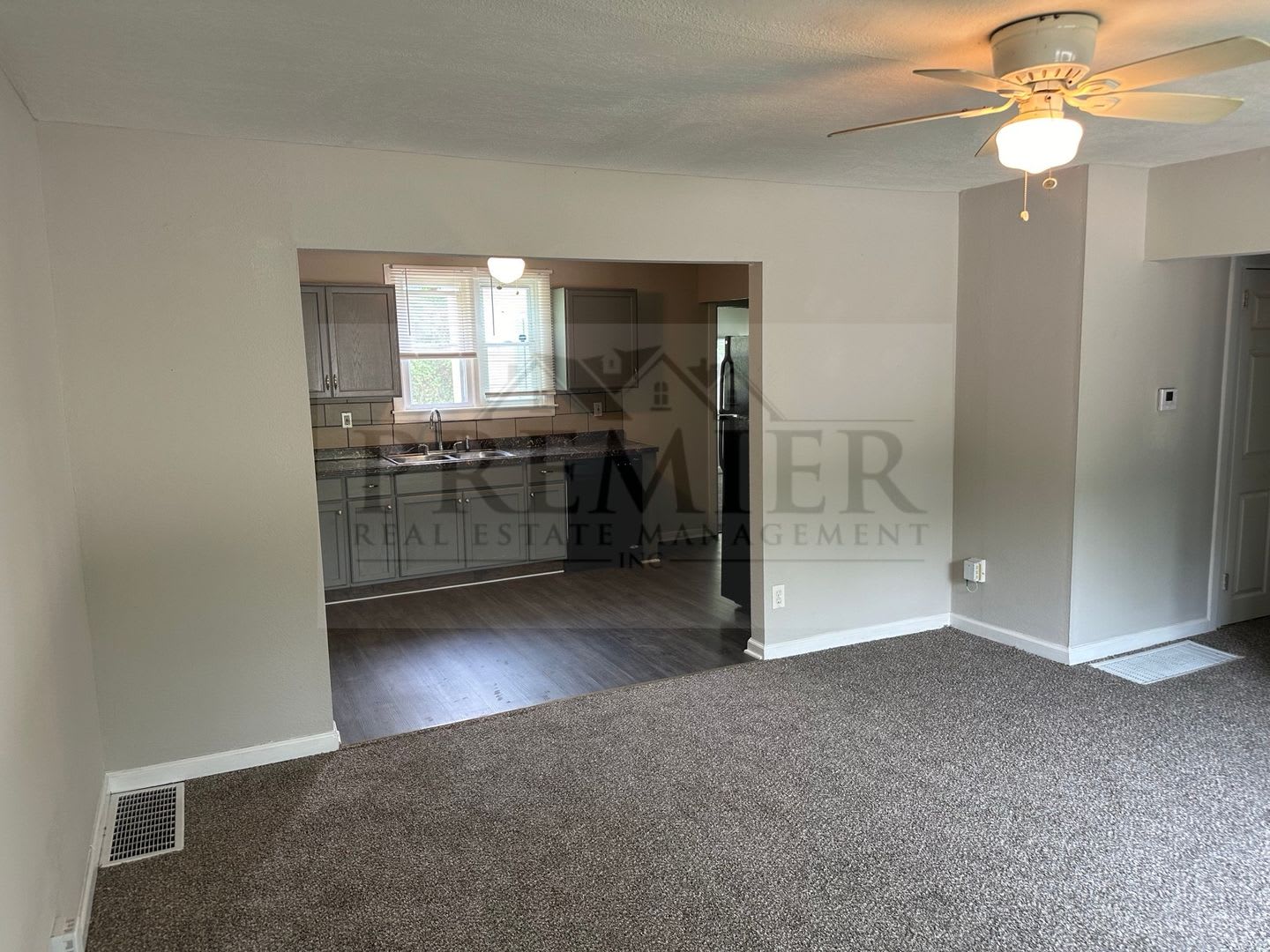 3305 S Sterling Ave Independence Mo 64052 Rent 1499 Nice 3 Bed 1 Bath House – photo 2
