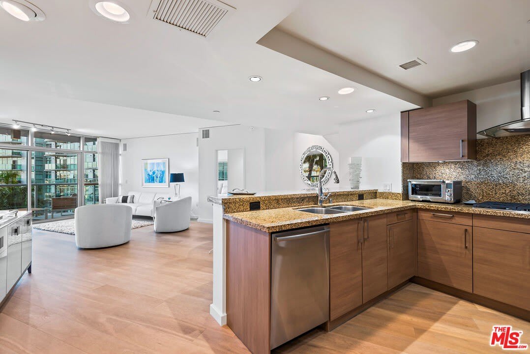 13650 Marina Pointe Dr – photo 3