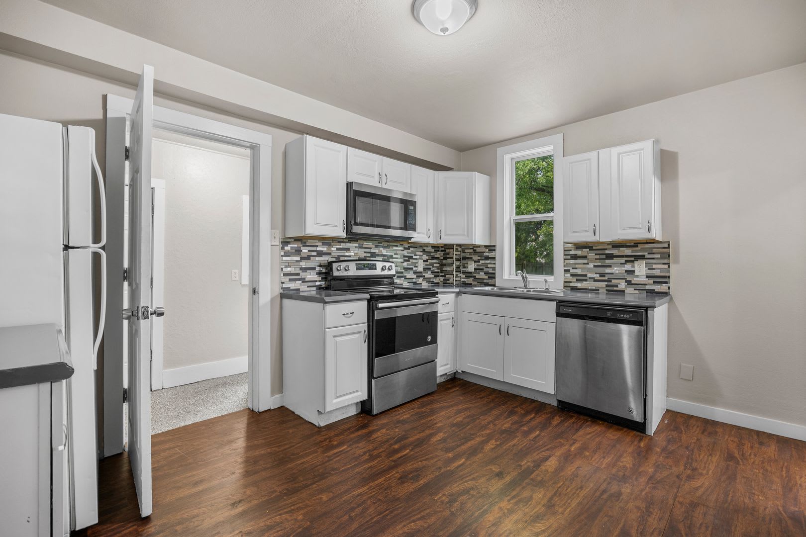 5 Bedrooms, 2 Bathrooms – photo 2