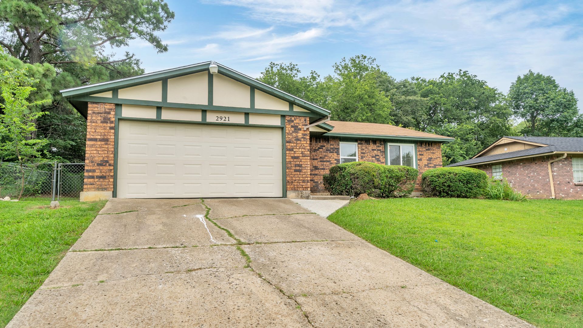 Beautifully Redone 3 Bedroom House! Available for Immediate Move in! – photo 2
