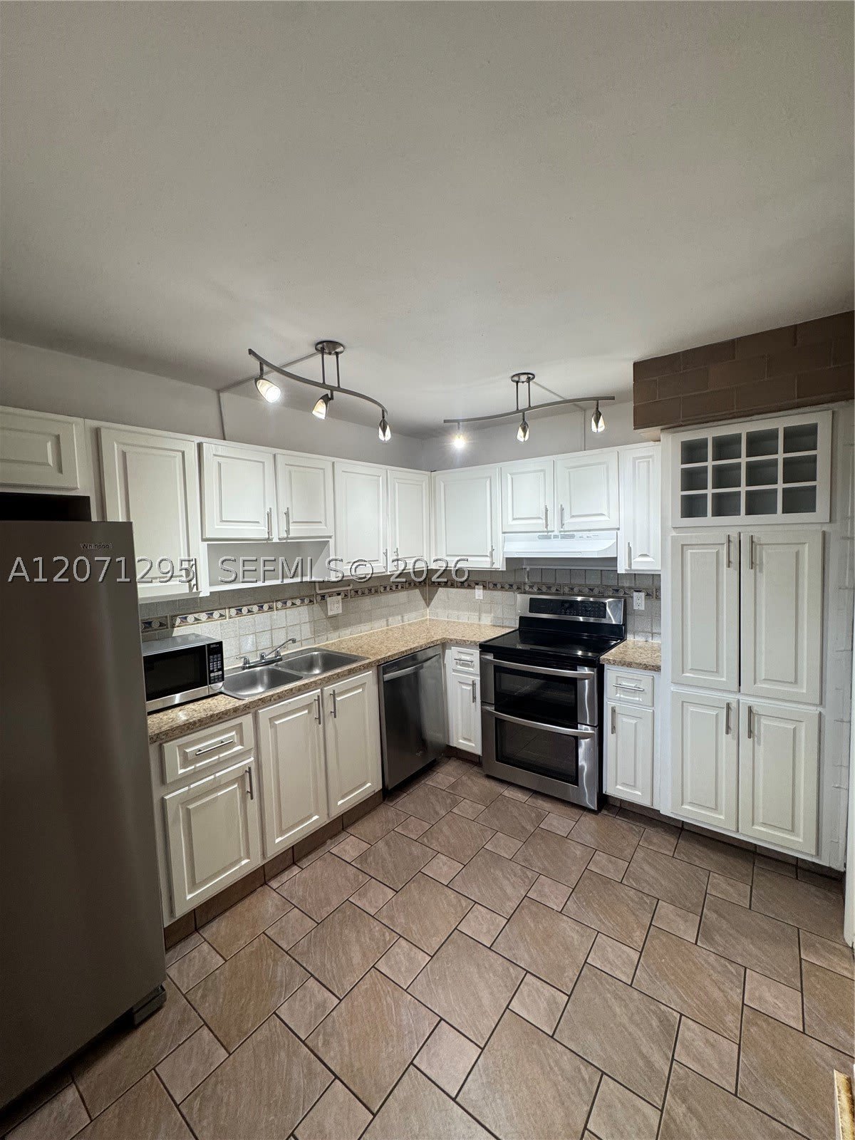 215 Lakeview Dr – photo 4