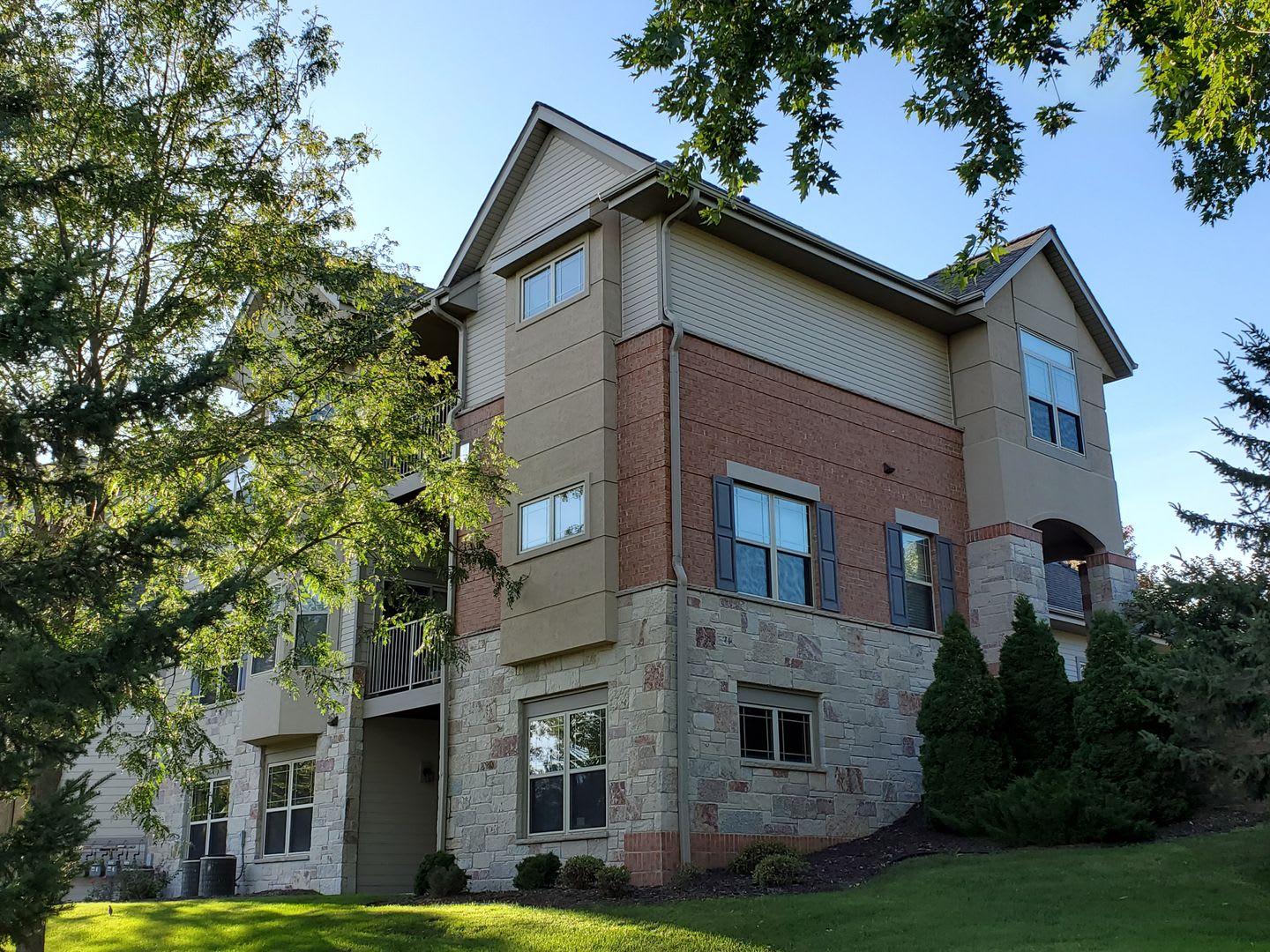 Brookfield 3 bedroom condo – photo 1