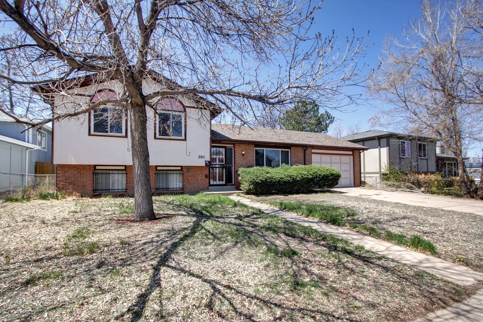 Location Location, Split level with private yard large garage in Englewood. – photo 1