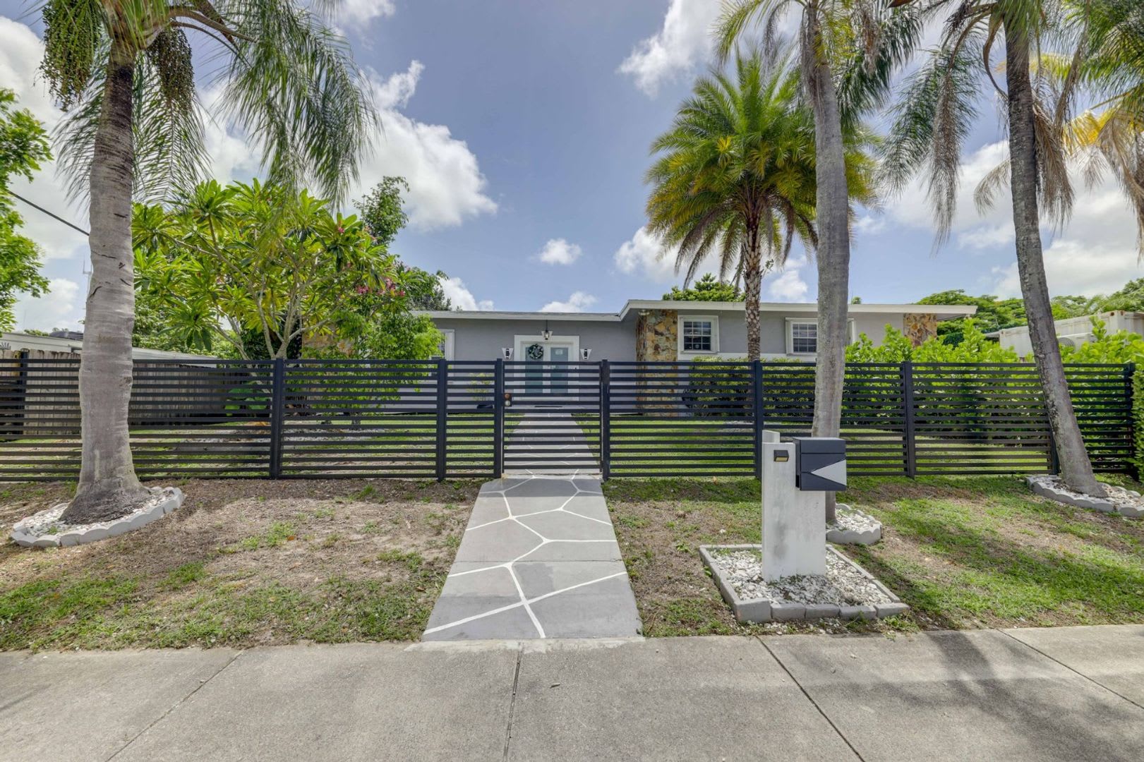 Spacious 3-Bedroom West Park Home with Private Pool – photo 2