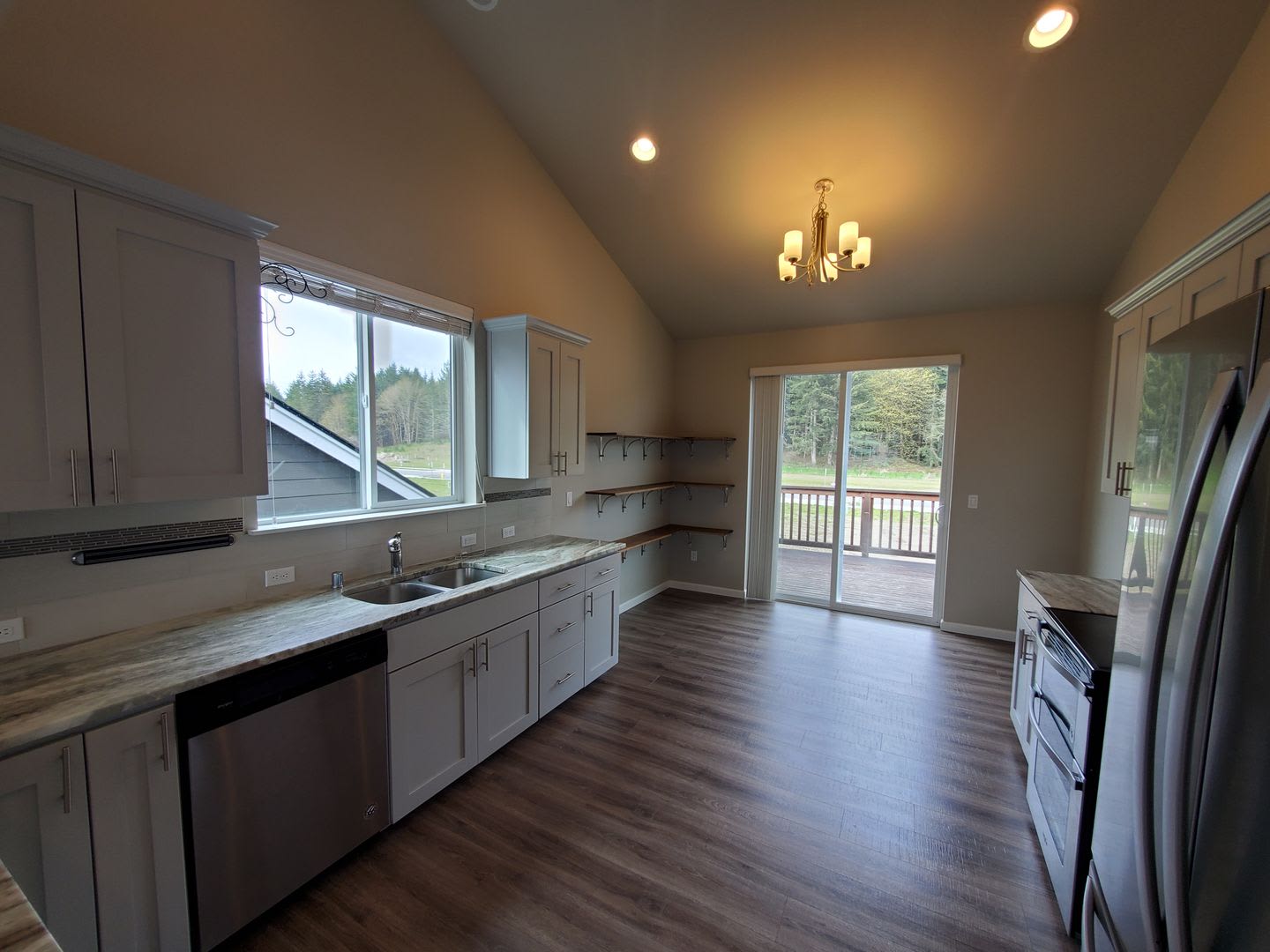 Beautiful Newer 4 Bedroom In Tahoma Terra Neighborhood! – photo 2