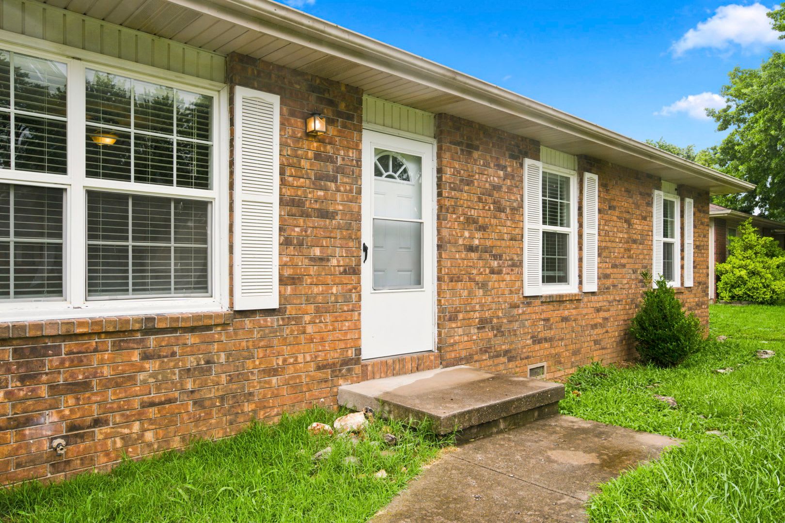 Charming 3 Bedroom Home with Washer & Dryer, Garage & Storage Shed – photo 4