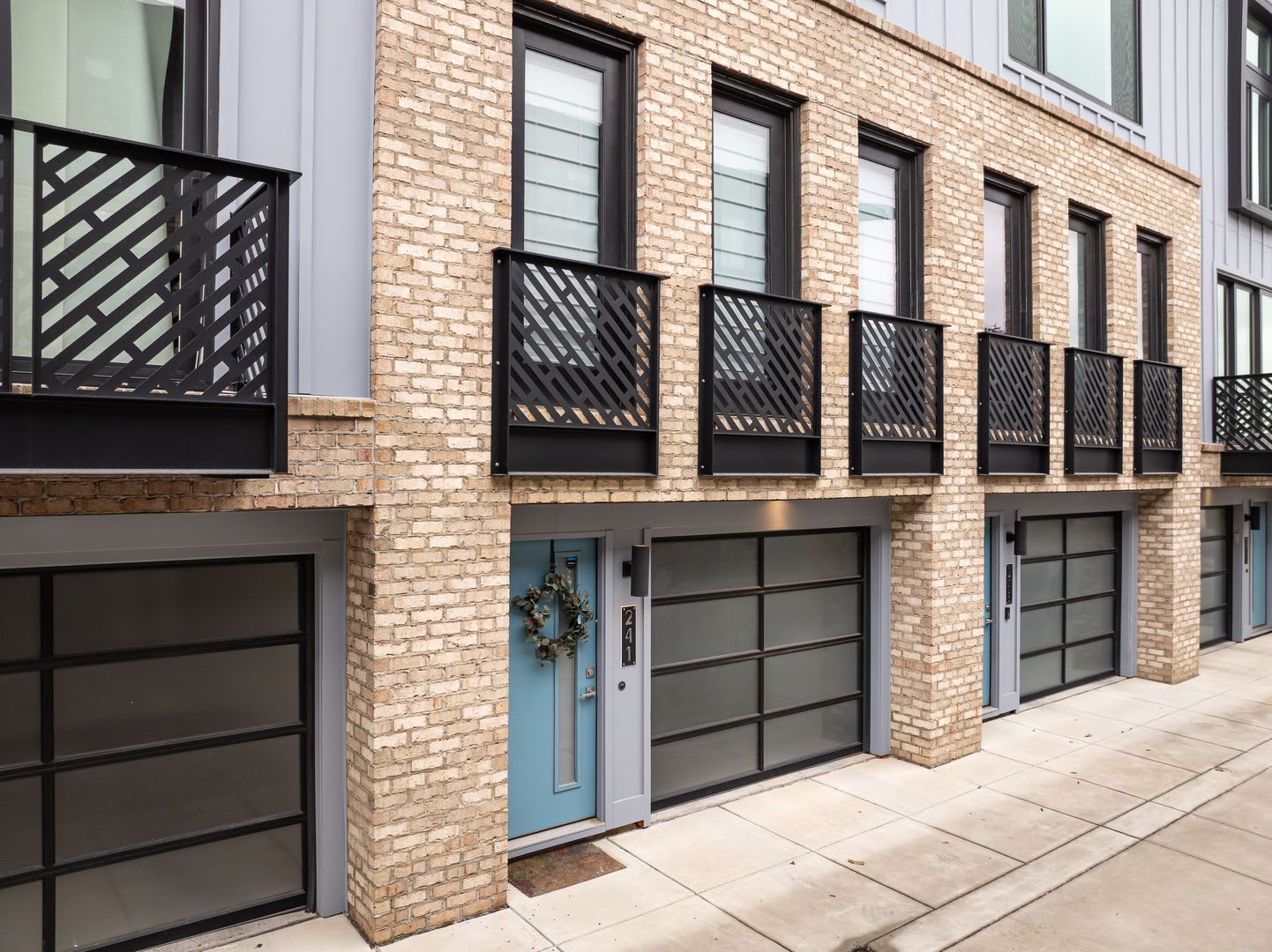 Ready To Move Into This Beautifully Maintained Townhome With An Attached Garage In The Heart Of South End – photo 2