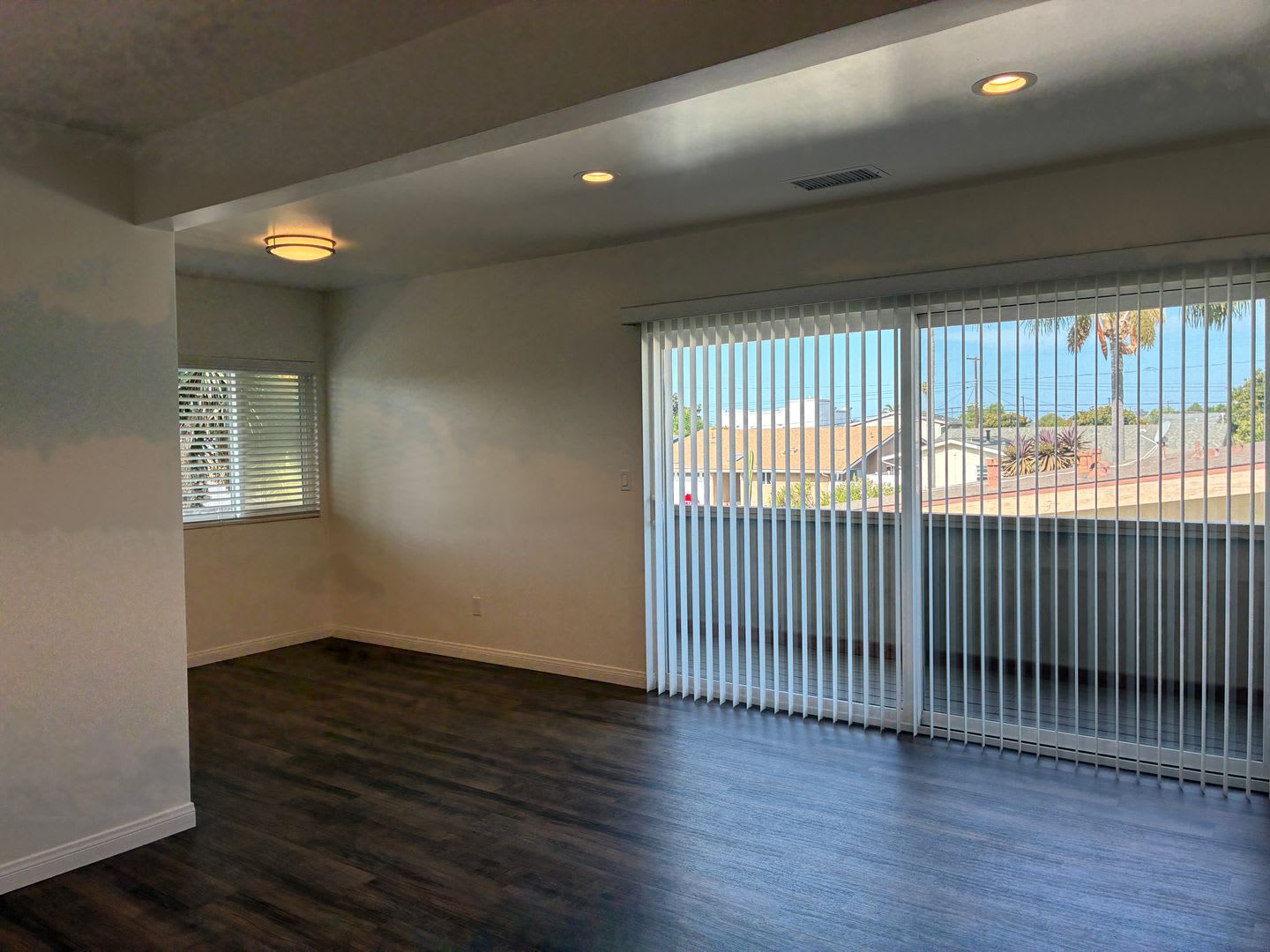 Gorgeous Updated 2 + 2 Midtown Apartment! Located Upstairs – photo 4