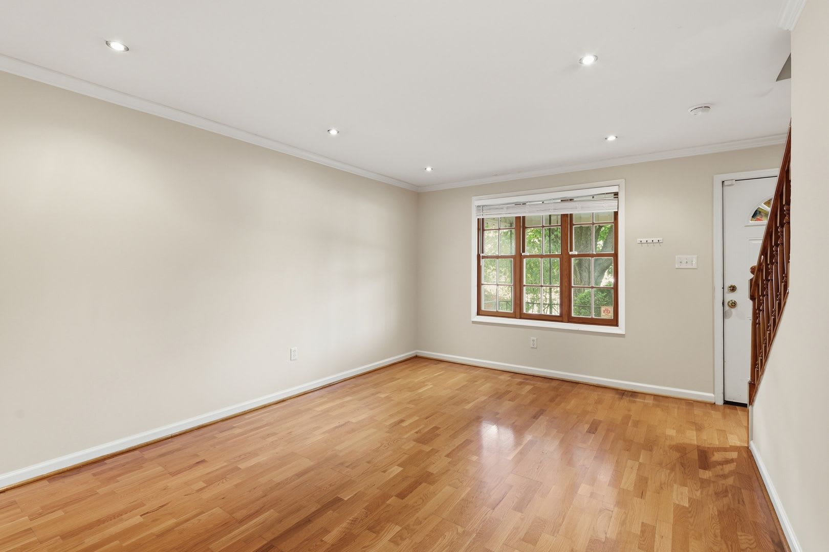Welcome To 627 N Alfred Street A Beautifully Refreshed Townhome In The Heart Of Historic Old Town Alexandria – photo 4