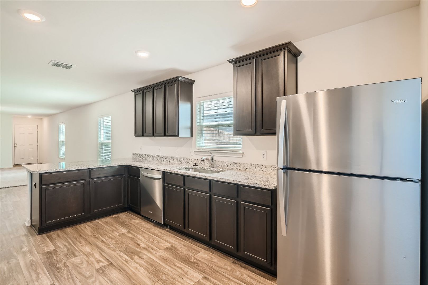 You dont want to miss this one!! 4 bedrooms! – photo 4