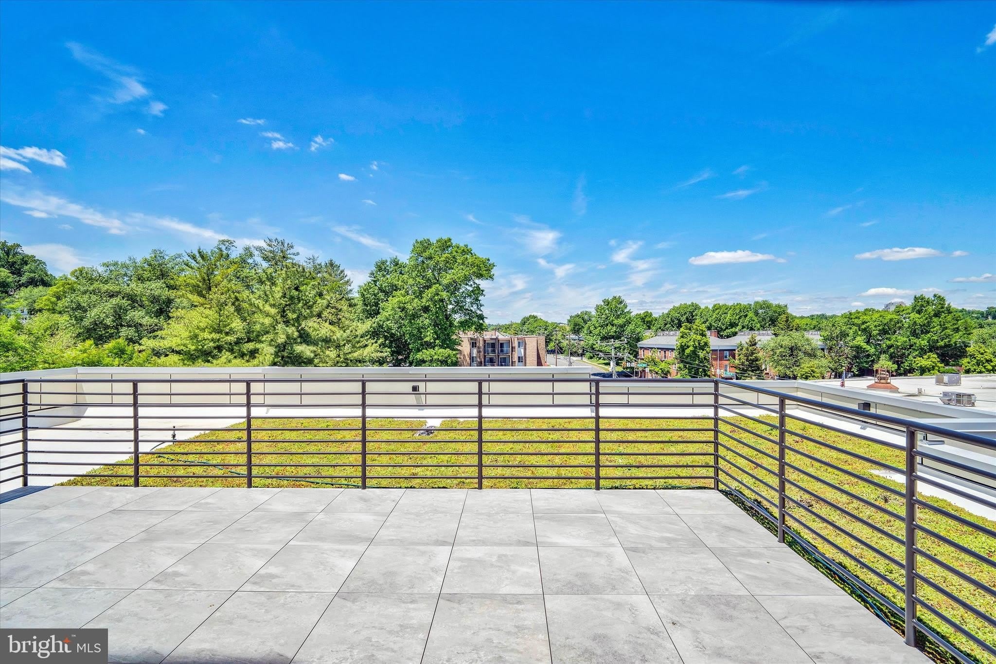 228 GLEBE Road W – photo 5