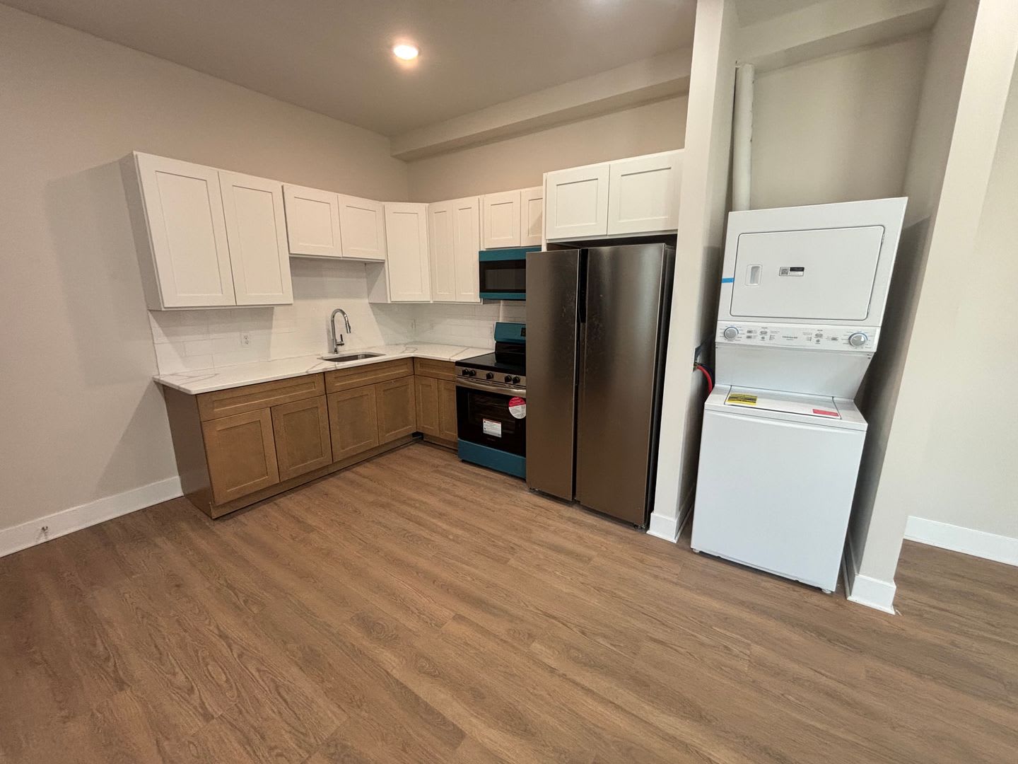 Fully Remodeled 3-Bedroom Apartment – photo 2