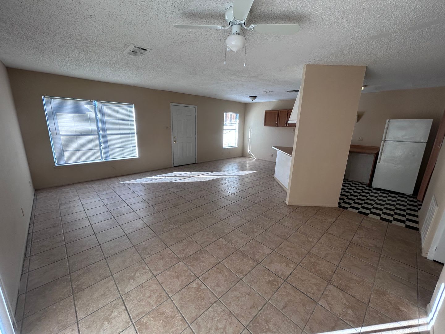 Pet-Friendly 2BR Home with Fenced Front & Backyard! – photo 4